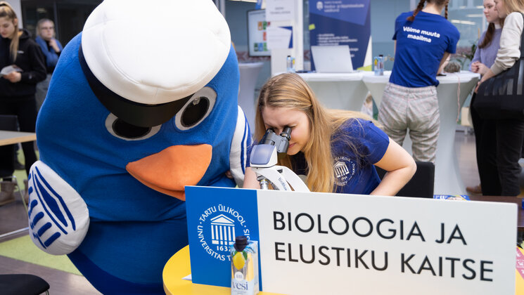 Bioloogia ja elustiku kaitse õppekava tudeng ja Tiksu lahtiste uste päeval mikroskoobi taga